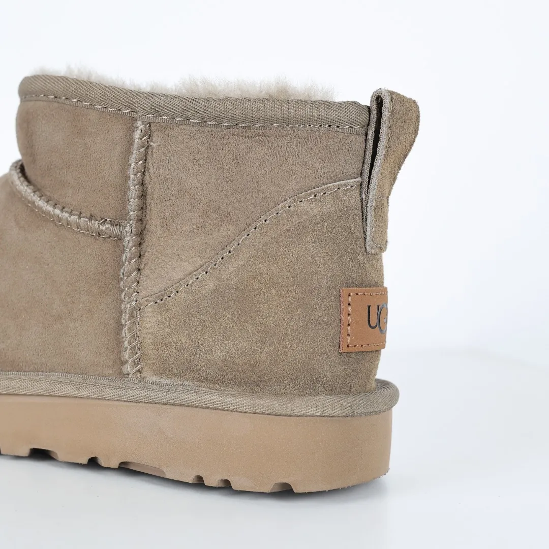 Pick up locally 💰480, core recommendation, good price UGG Classic MiNi basic low-top series, Xiaohongshu hot model, Henan Longfeng leather production, sheepskin integrated, top quality in the market, 2-3 cm cashmere insole, keeping warm in winter, suitable for home use. In the new year, uug launched a style series, which is partially biased towards the preferences of young consumers, and has also moved to the forefront of fashion trends. Shoe body material, water-repellent coated suede upper 17mm UGGPURE™ implanted wool insole Lightweight non-slip comfortable rubber outsole With brand LOGO Trademark Comes with full packaging Size: 35 36 37 38 39 40